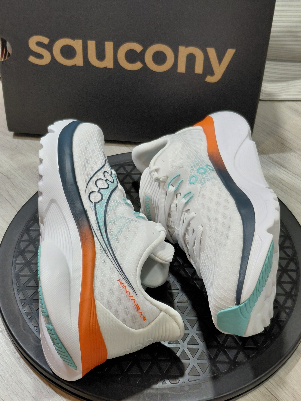 NEW Saucony Premium Women's Kinvara 16 White Teal Orange Running Shoes SIZE 7 - Picture 9 of 16